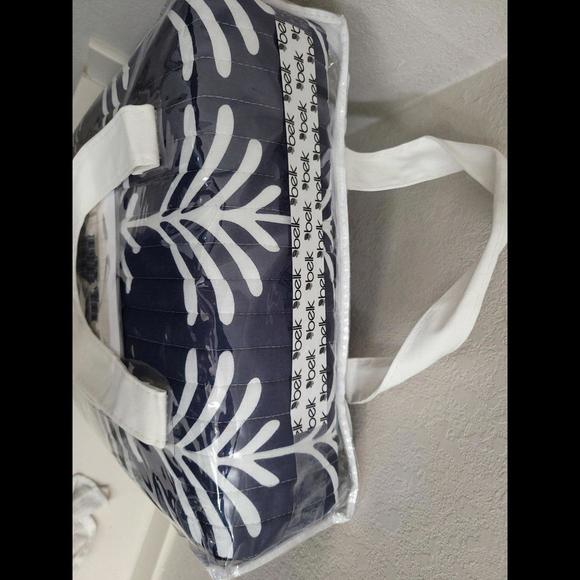 PRICE DROP! NEW Crown and ivy reversible twin quilt set - Picture 11 of 11